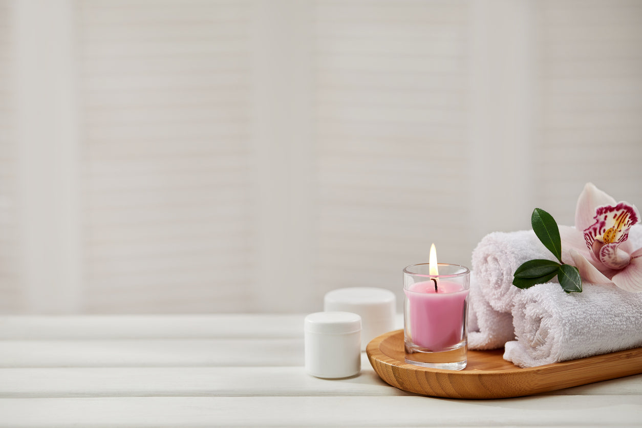 ambiance zen avec bougies pour illustrer l'approche holistique de la beauté