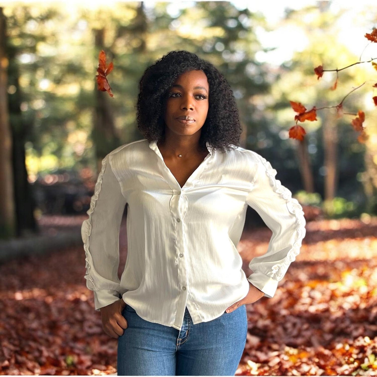 photo d'Yvonne, fondatrice de Mel'Uniq se promenant dans la nature en automne