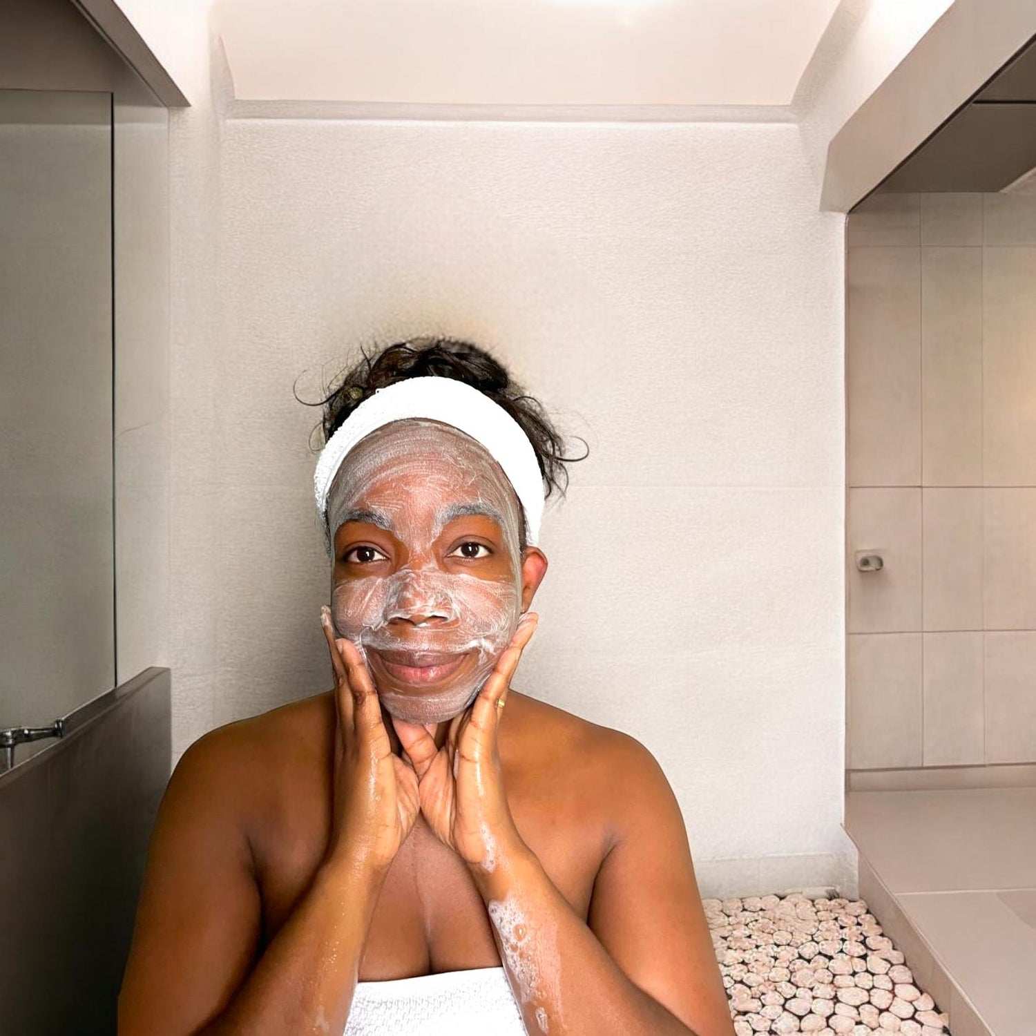 application du savon "Peau Nette" en masque visage