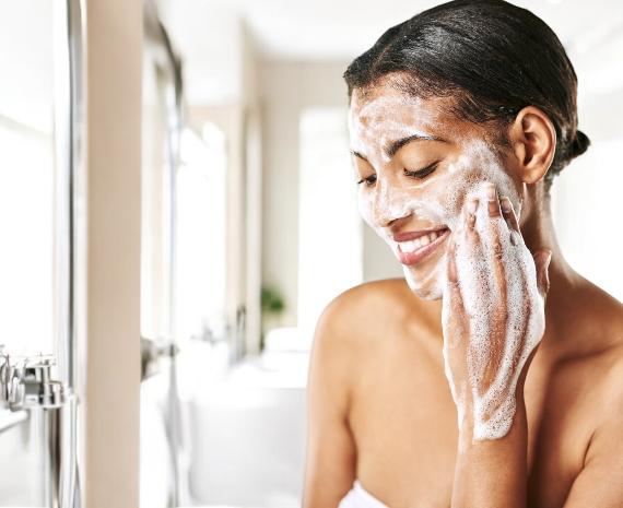 Application du savon "Caresse" sur le visage