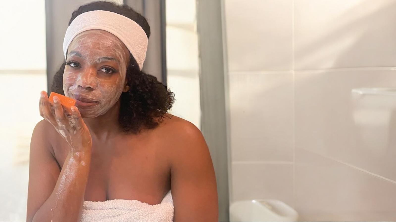 mousse de savon Mel'Uniq appliquée sur le visage