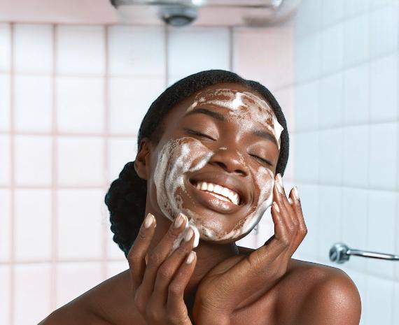 application du savon sur le visage