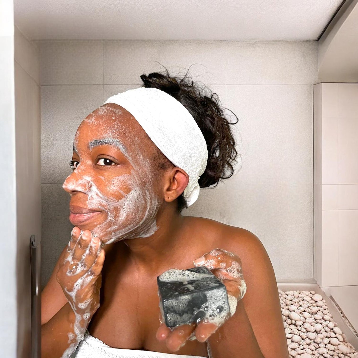 nettoyage du visage avec le savon "Peau Nette"