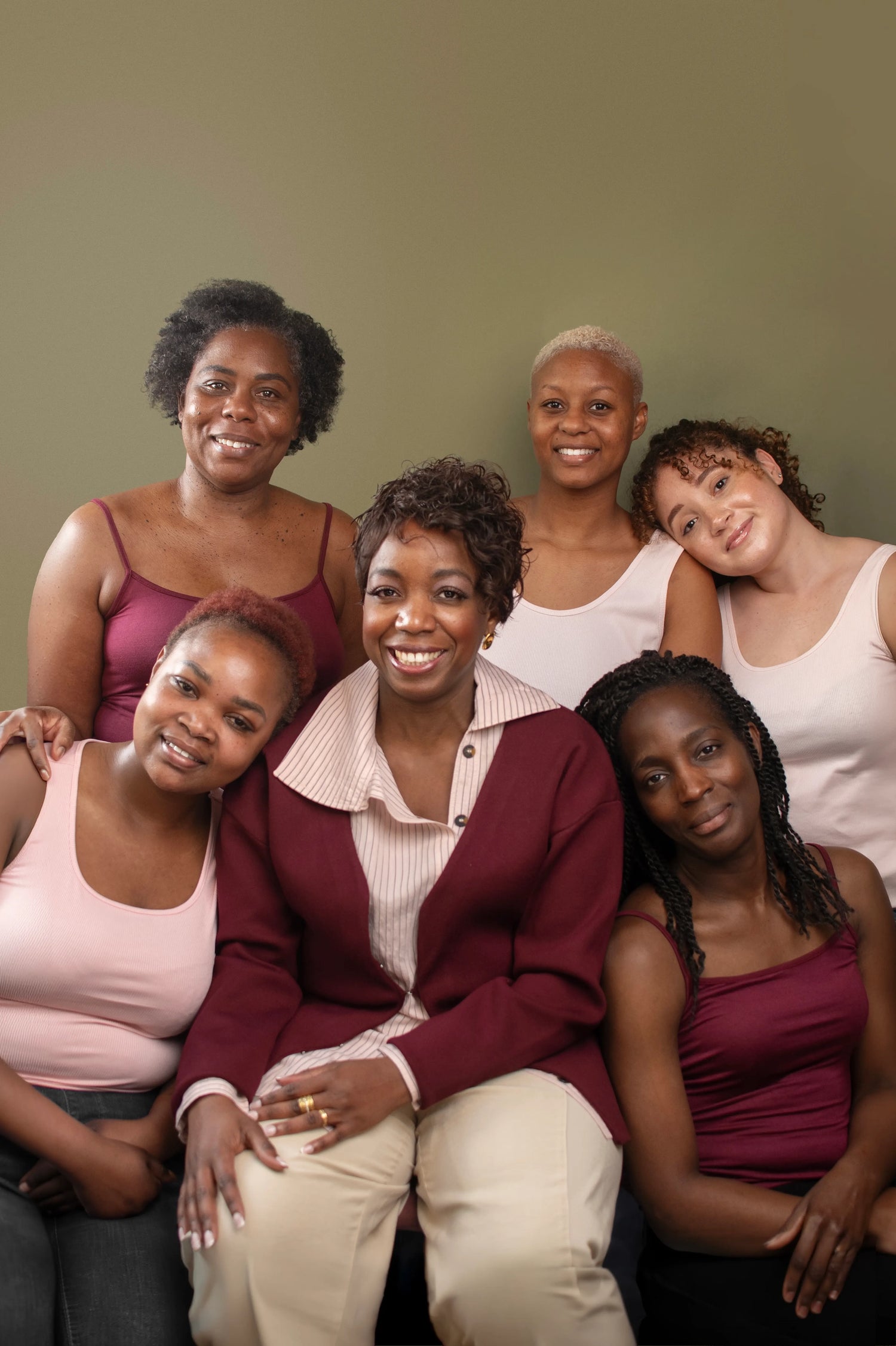 Femmes aux carnations diverses réunies autour de la fondatrice Mel’Uniq
