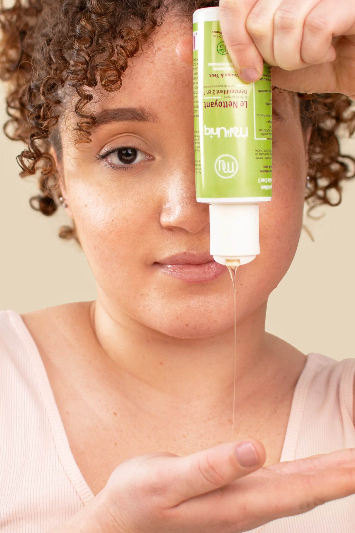 Texture gel-en-huile du Nettoyant Démaquillant 2-en-1 Mel’Uniq pour peaux noires, mates et métissées
