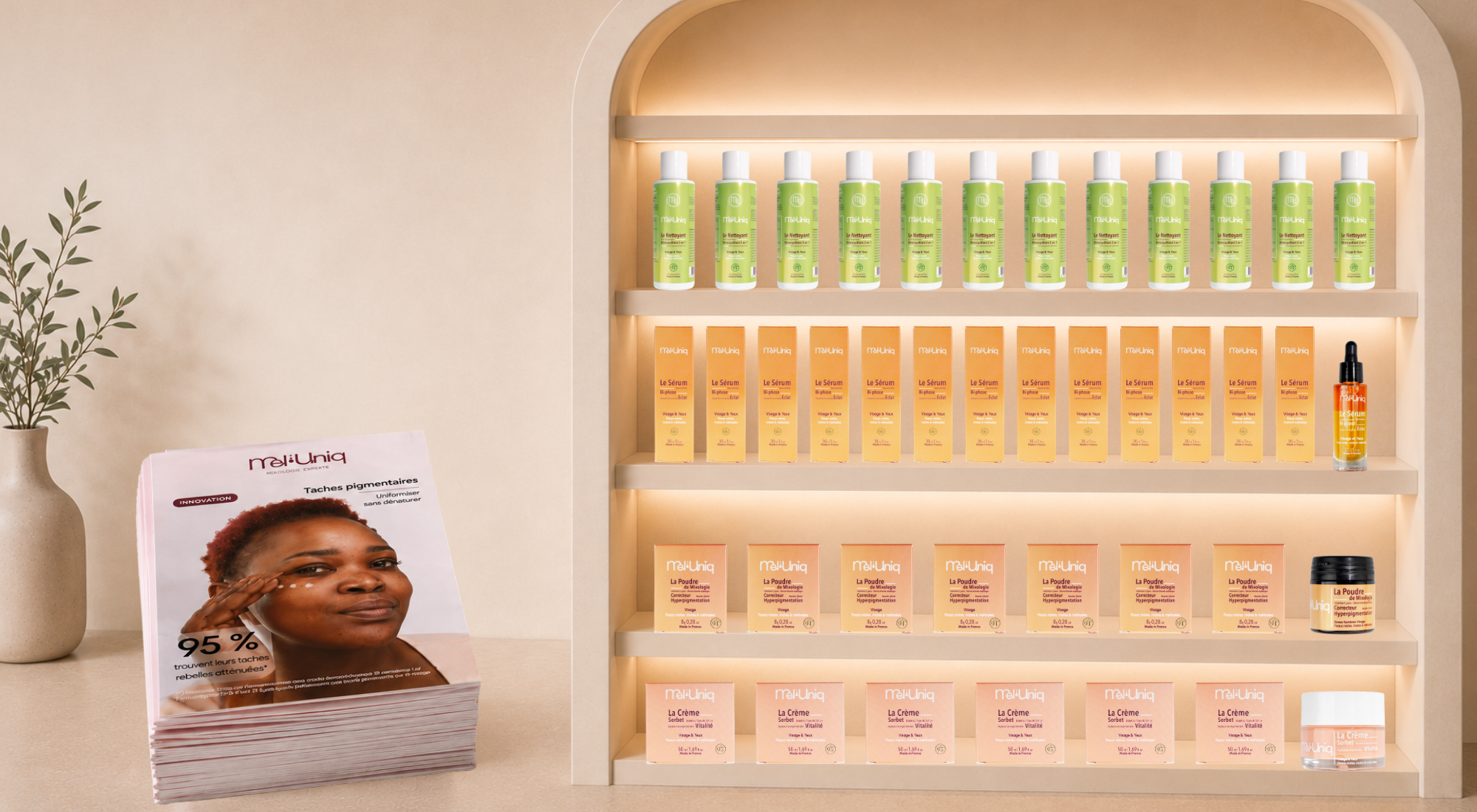 Devenir partenaire Mel'Uniq : présentoir de cosmétiques professionnels pour pharmacies, instituts de beauté et distributeurs spécialisés dans les peaux noires, mates et métissées.
