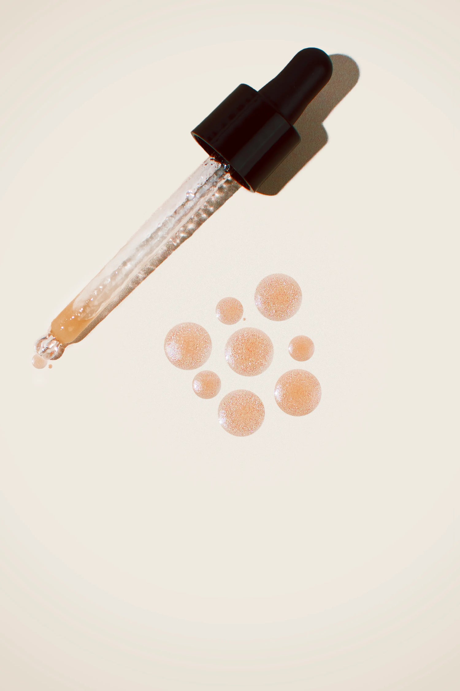 Texture bi-phase du sérum éclat Mel’Uniq avec pipette et gouttes de soin anti-taches