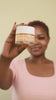 Gestuelle d'pplication de la crème visage Mel’Uniq sur peau noire avec texture légère et confortable