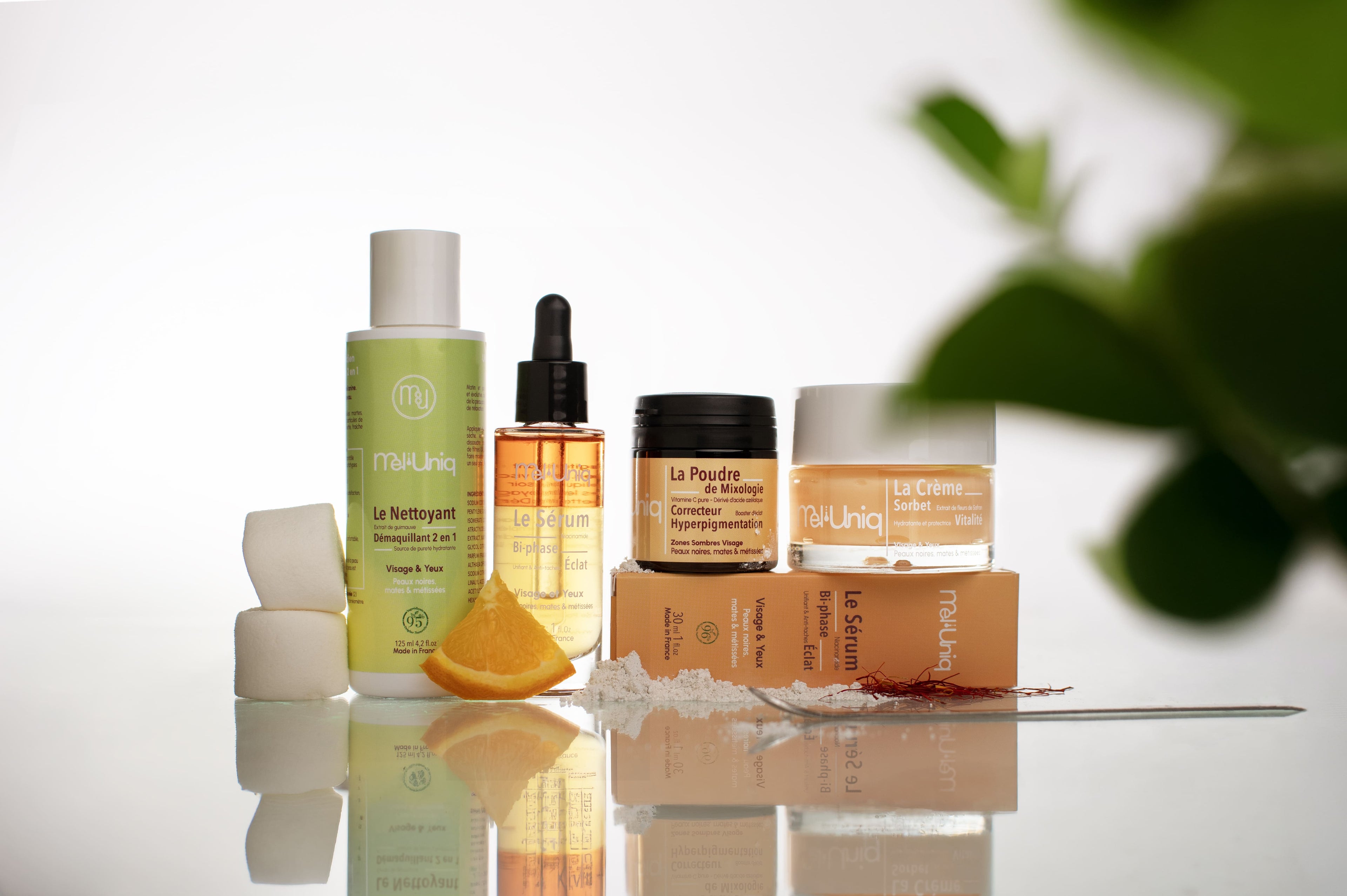 Produits de la routine anti-taches visage Mel’Uniq avec ingrédients  texture de la poudre de soin