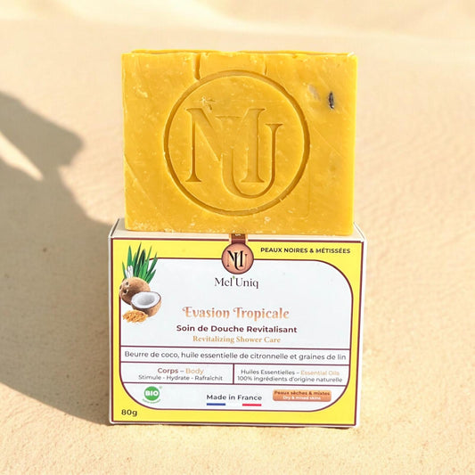savon corps revitalisant Evasion Tropical et son emballage sur sable ensoleillé